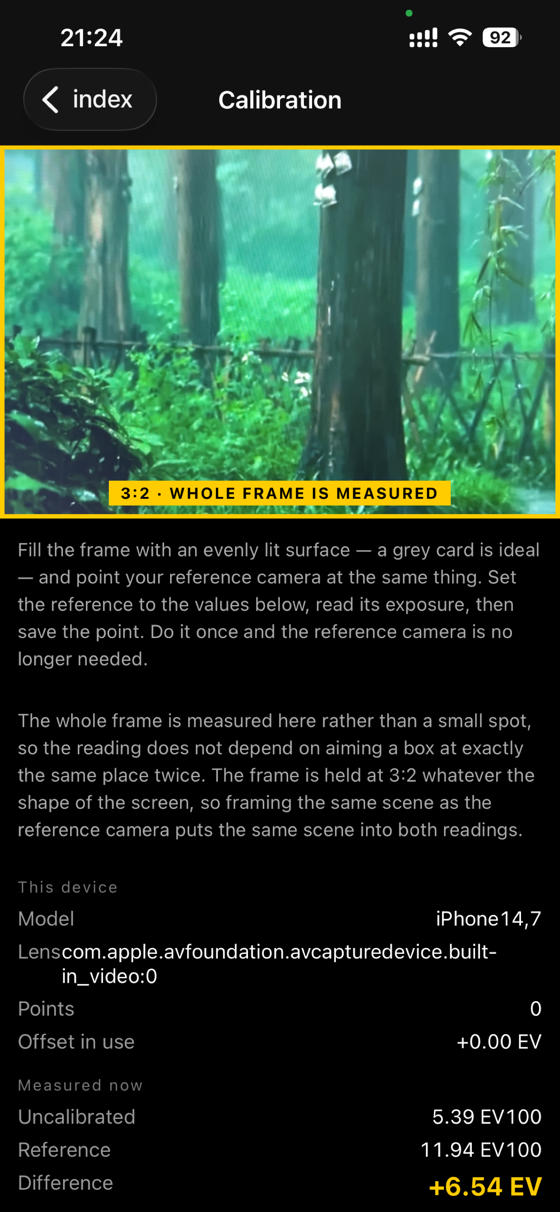 The calibration screen, framing 3:2 with the whole frame measured, showing the device model, lens and the difference against a reference reading.